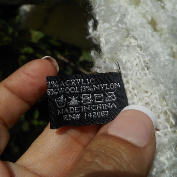 NWOT NOELLE Acrylic/Wool/Nylon Cream/Pink/Raspberry Scarf w/Fringe - Picture 8 of 11